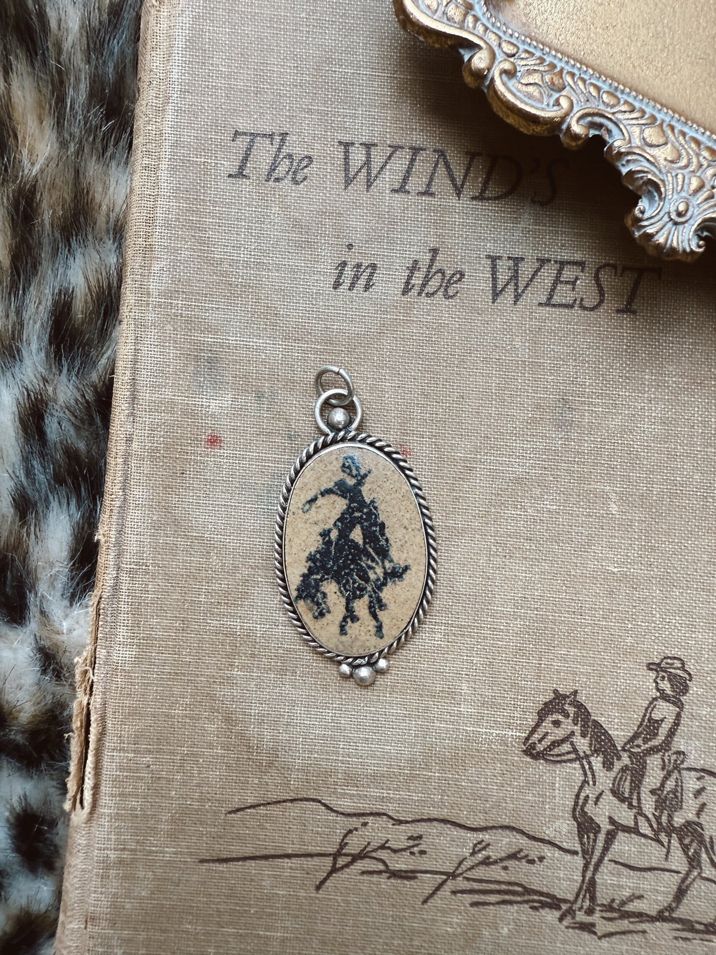 The Broncin pendant