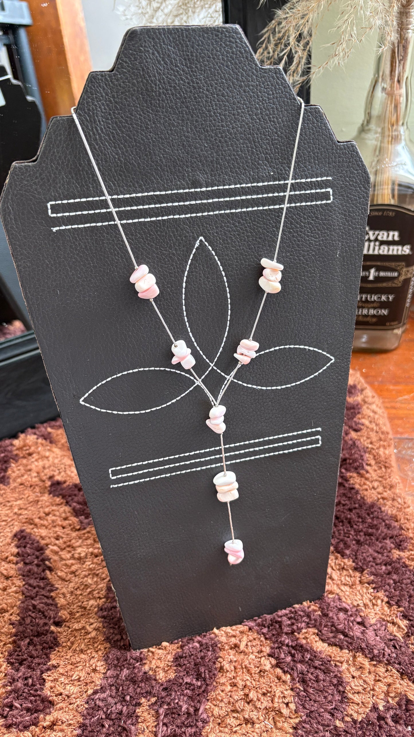 CHUNKY PINK CONCH CHIP LIQUID SILVER LARIAT