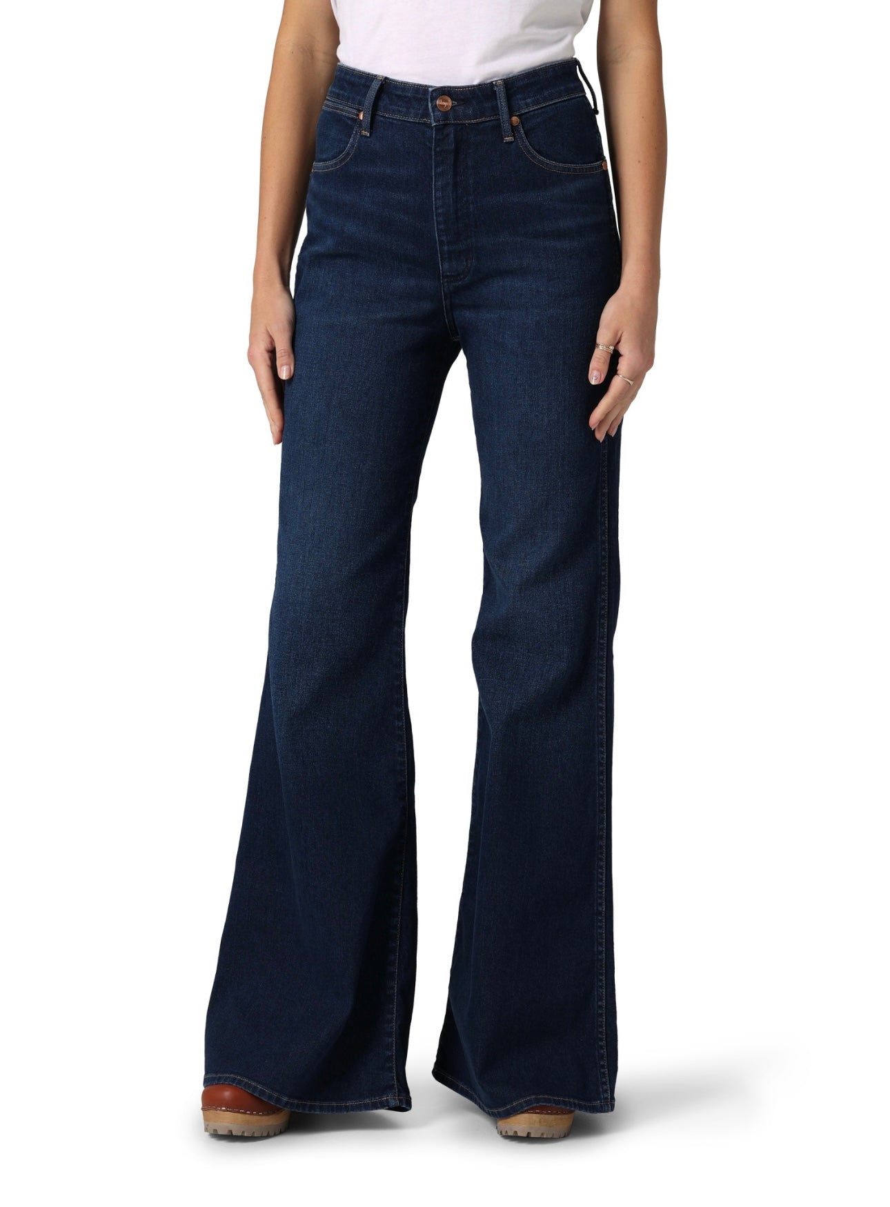 The Wrangler Wanderer 622 Dark Wash Flares