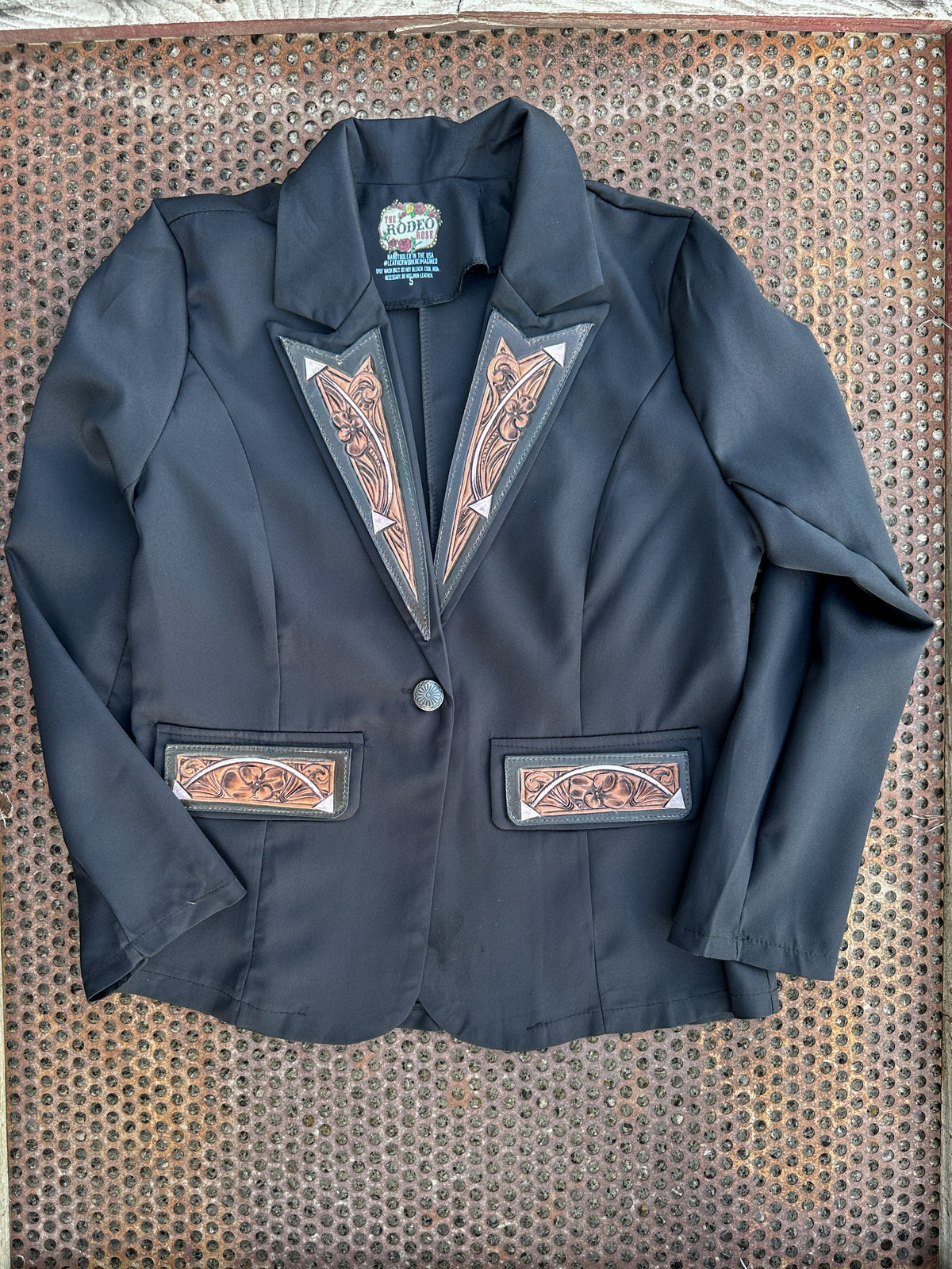 Arrow hand tooled lapel blazer in black