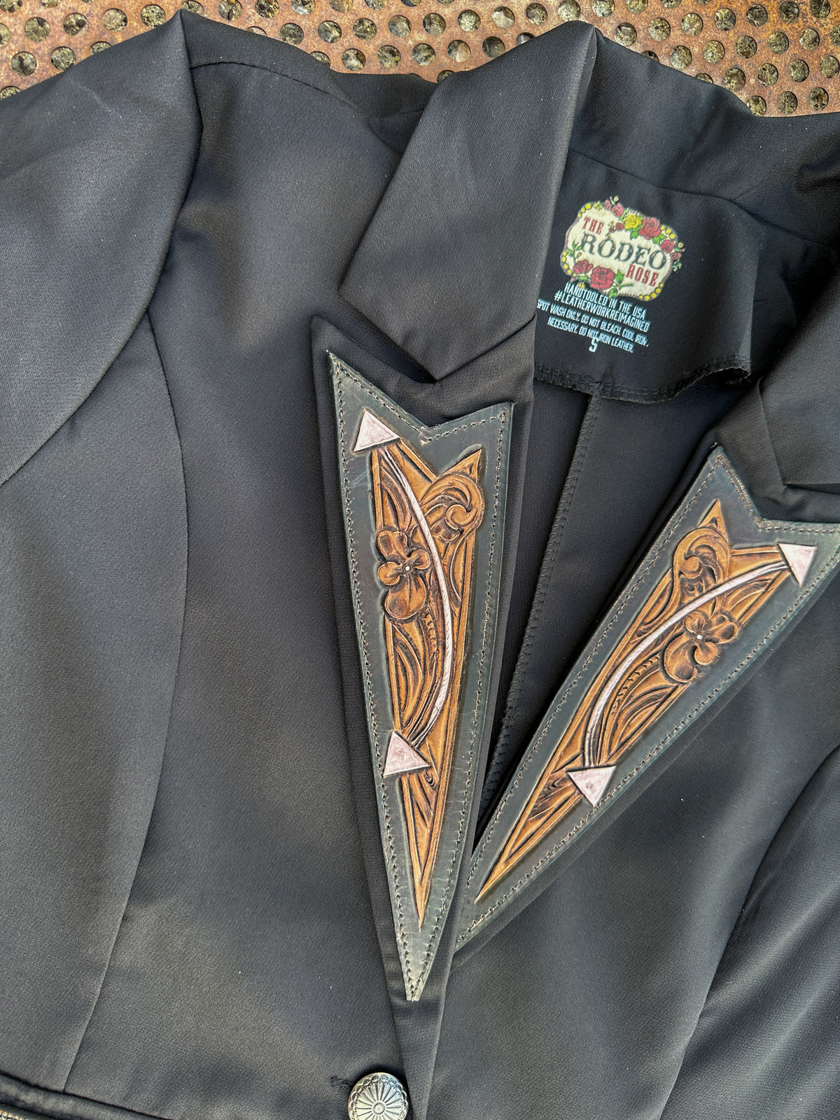 Arrow hand tooled lapel blazer in black