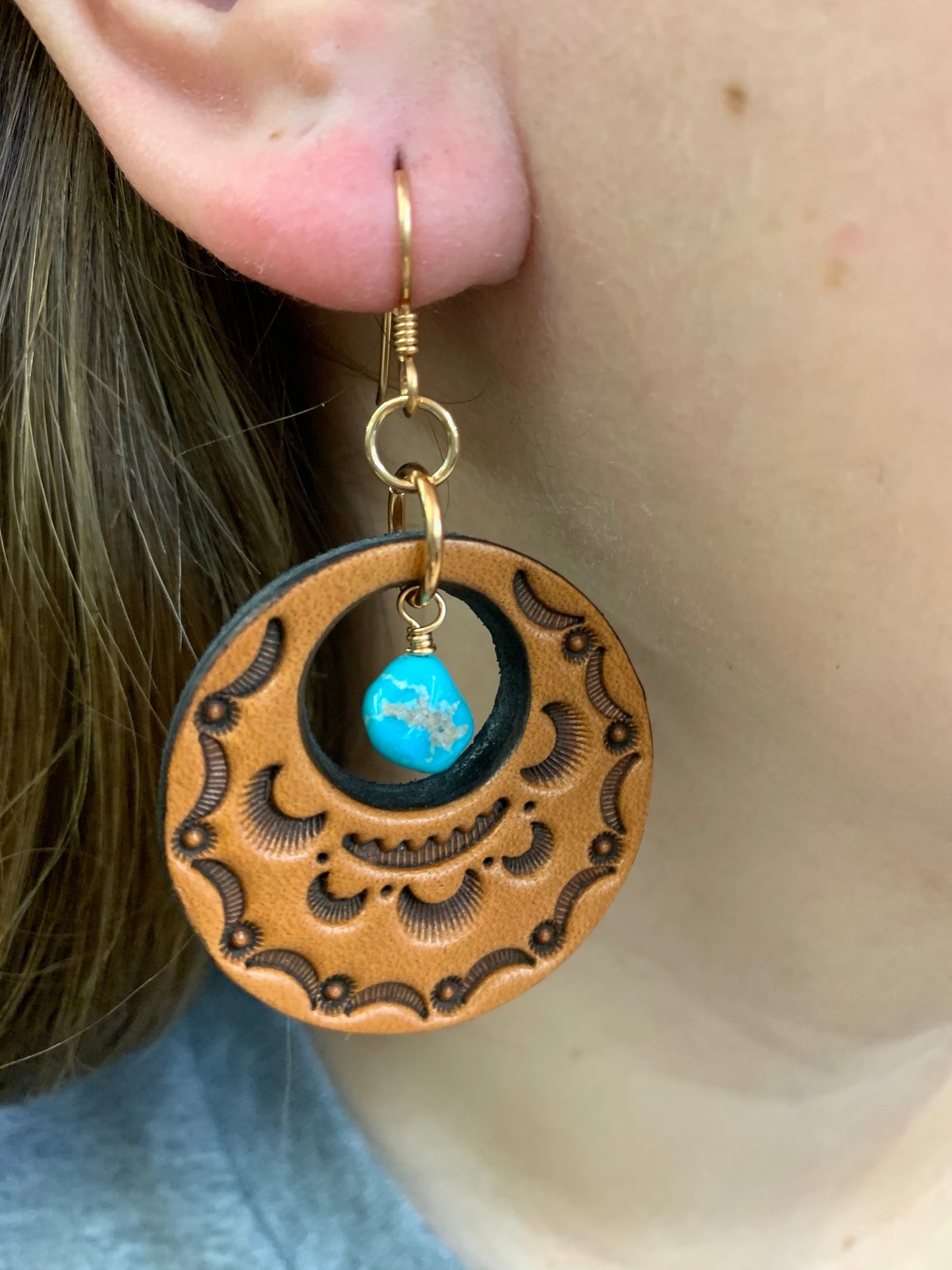 16759 Stamped Leather Circle w/Turquoise Earrings