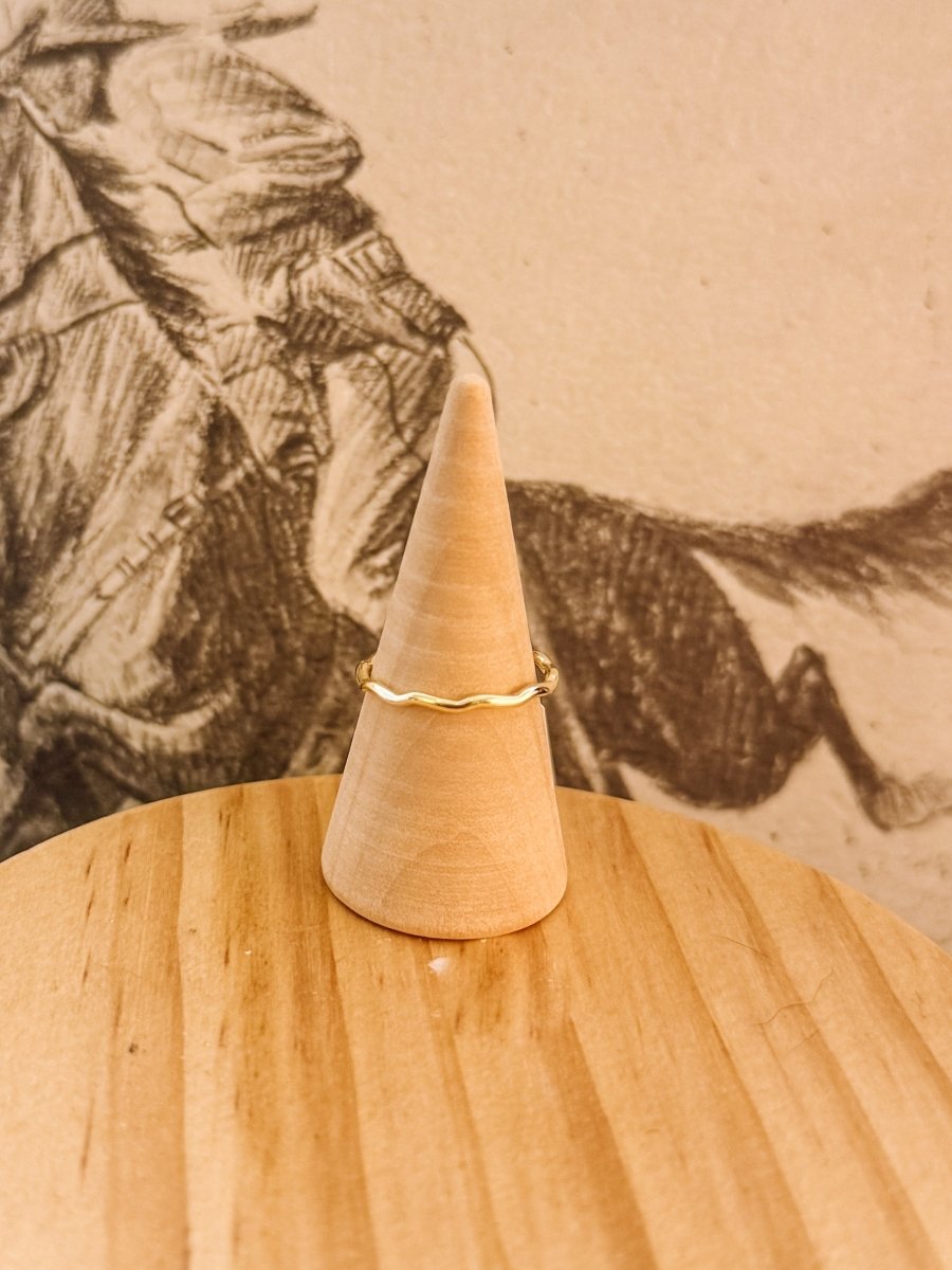 Evant Wavy Stacker Ring - Gold