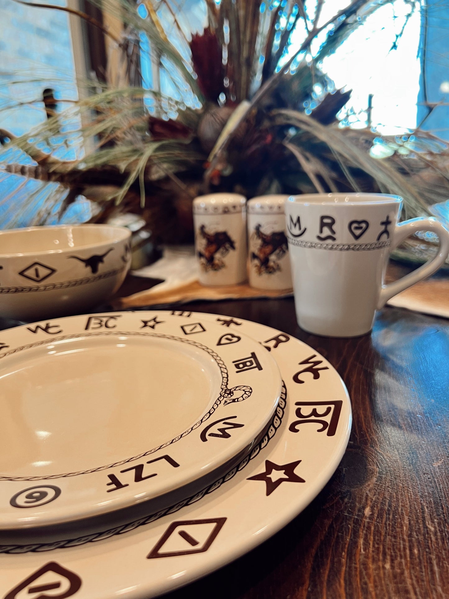 The 16 Piece Branded Dinnerware