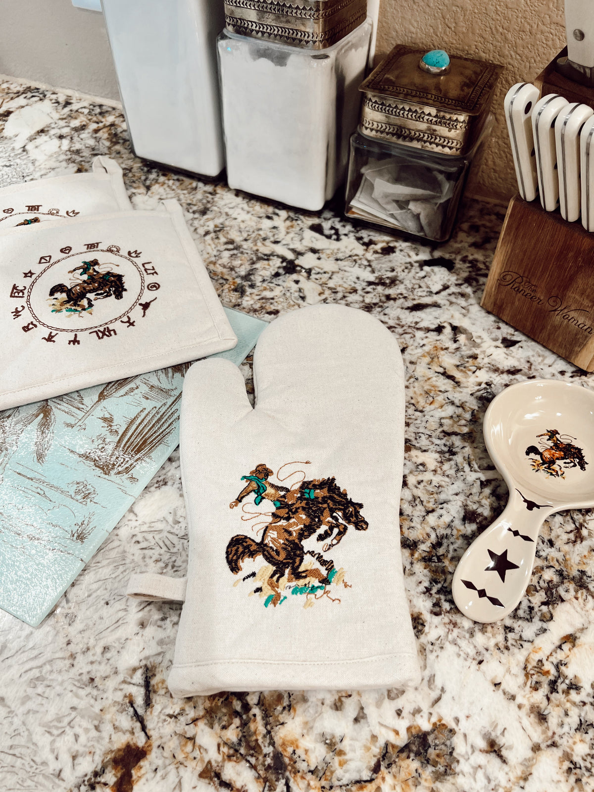 The Bronc Oven Mitt