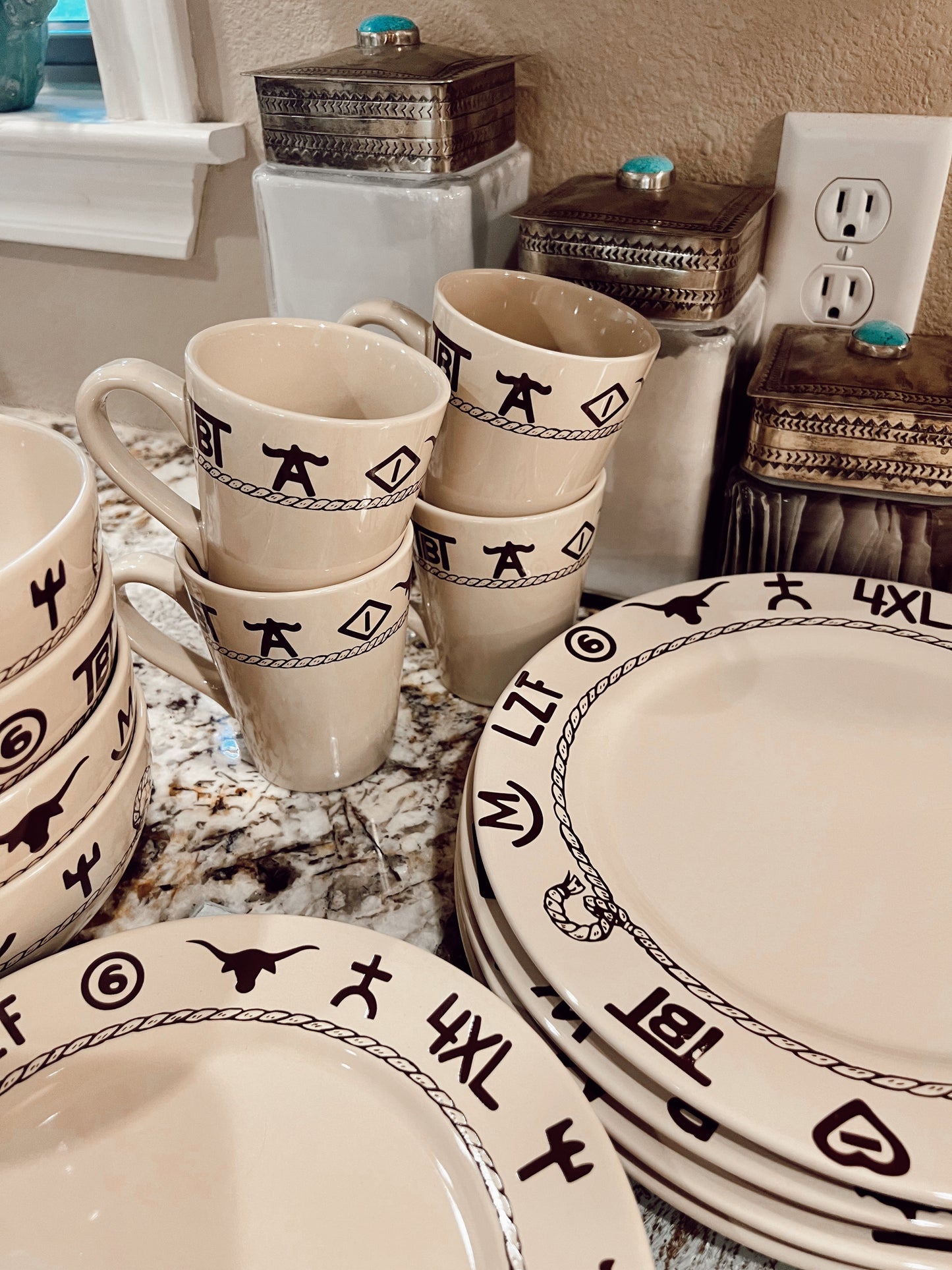 The 16 Piece Branded Dinnerware